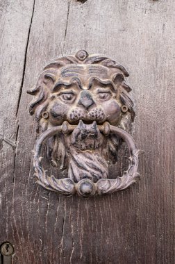 Aslan baş, kapı tokmağı eski ahşap kapı