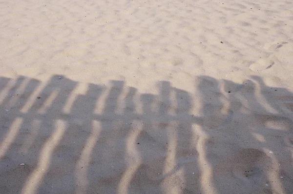 Cień z drewnianą wiatę na plaży w pobliżu — Zdjęcie stockowe