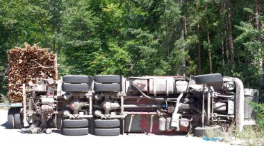 Yakacak odun kamyonla devirme çöktü 