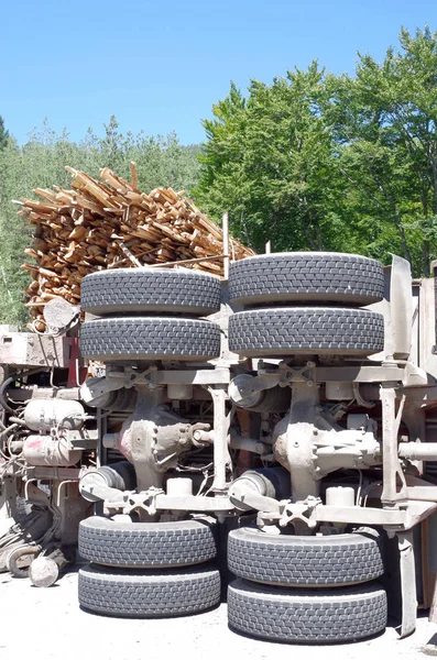 Chocó camión volcado con leña — Foto de Stock