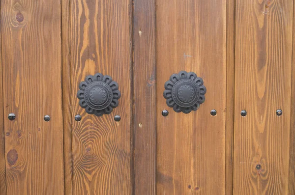 Nowe drewniane drzwi z dziurka decoratice czarny — Zdjęcie stockowe