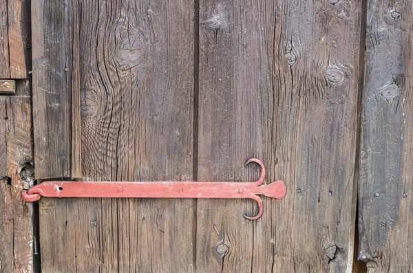 Cerniera vecchia porta rossa su porta in legno — Foto Stock