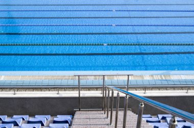 Lane halatlar ile boş Yüzme Havuzu 