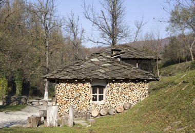 Dağ taş çatı ve yakacak odun, Bulgaristan ile kırsal ev