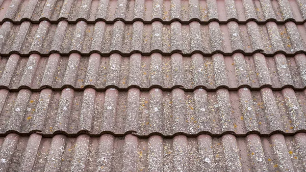 Telhado velho com telhas cerâmicas closeup — Fotografia de Stock