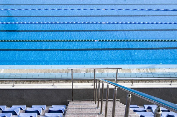 Pályaelválasztó kötelek üres kültéri medence — Stock Fotó