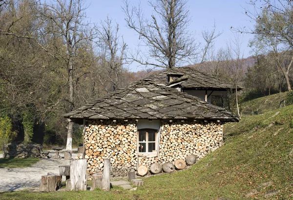 Dağ taş çatı ve yakacak odun, Bulgaristan ile kırsal ev