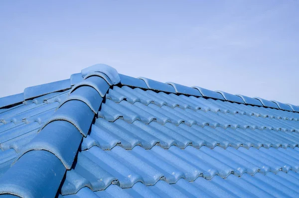 Novo telhado azul com telhas cerâmicas — Fotografia de Stock