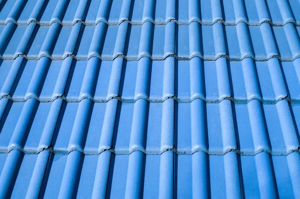 Nuovo tetto blu con piastrelle in ceramica — Foto Stock