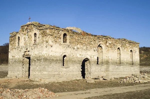 在大坝 Jrebchevo，保加利亚农村教会的废墟 — 图库照片