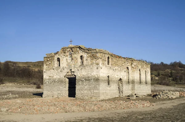 Ruína da igreja rural na barragem Jrebchevo, Bulgária — Fotografia de Stock