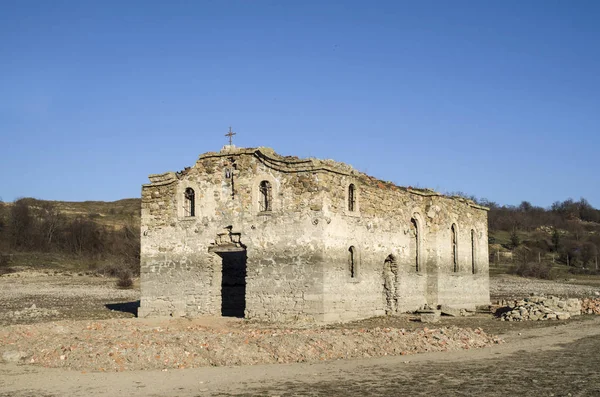 Ruinen av landsbygdens kyrkan i dam Jrebchevo, Bulgarien — Stockfoto