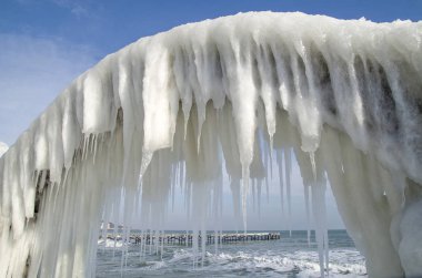 Icy fırtınadan kışın sahil, Bulgaristan kemerler