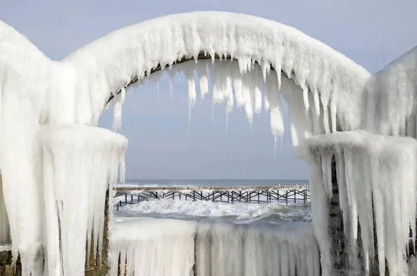 Ledové oblouky z bouře v zimě na pobřeží, Bulharsko — Stock fotografie