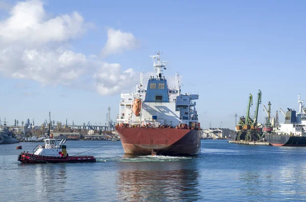 Remolcador remolcador barco contenedor en el puerto — Foto de Stock