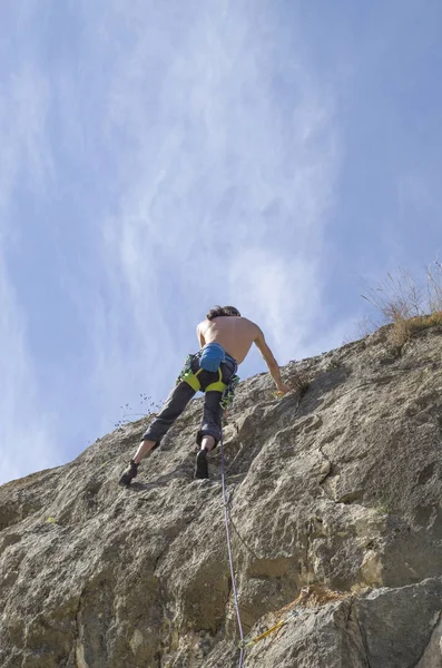 Joven escalador de rocas — Foto de Stock