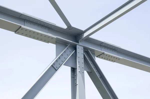 Детали серой стальной конструкции моста — стоковое фото