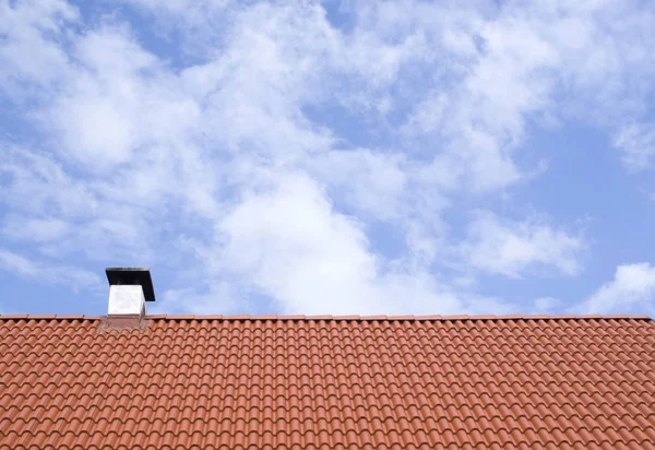 曇り空の煙突と赤のタイルで新しい屋根 — ストック写真