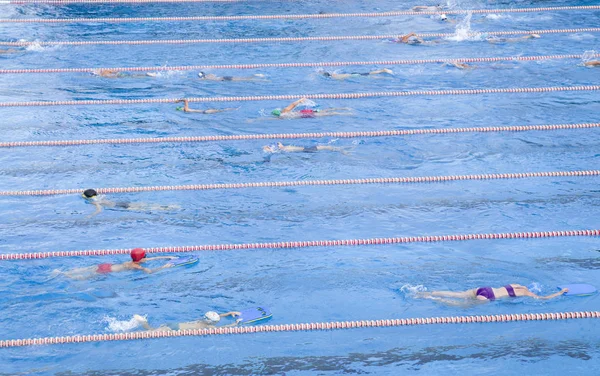 Úszás a medencében gyermekek gyakorlása — Stock Fotó