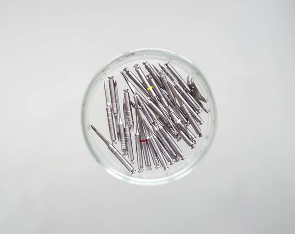 シャーレ ガラスで歯内療法機器: 歯科用穴あけ器 — ストック写真