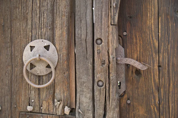 Vecchia arte marrone porta chiusa in legno — Foto Stock