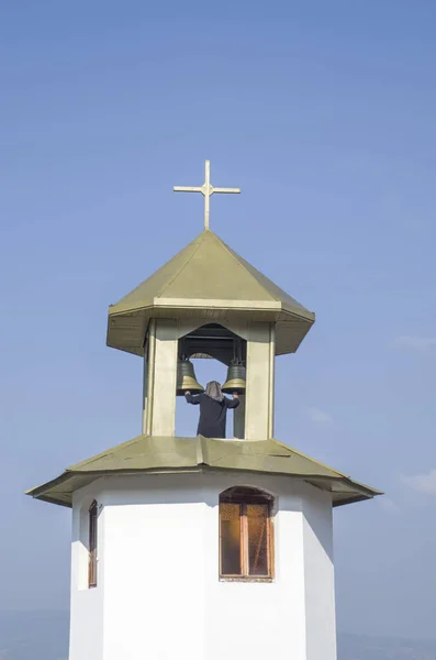 Vrouw-beiaardier in orthodoxie kerk klokkentoren — Stockfoto