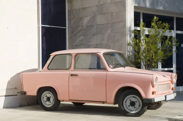 Oude Oost-Duitse roze auto — Stockfoto