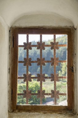 Bir kafes ile eski dekoratif kafes pencere 