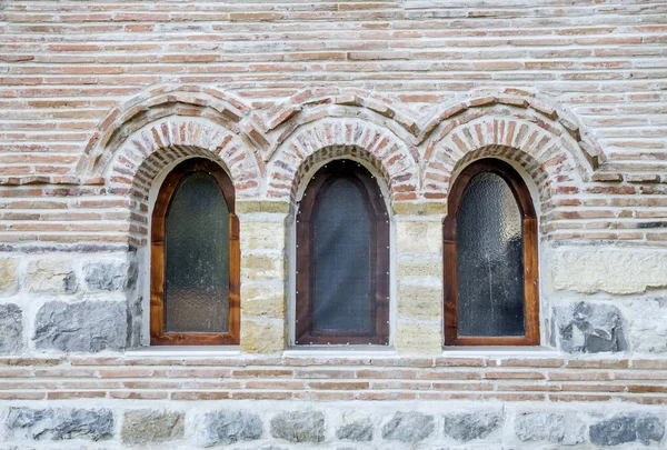 三小拱窗口在砖墙壁 — 图库照片