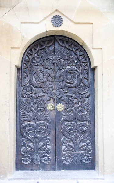 Old woodcarving church door in Lopushanski Monastery — Stock Photo, Image