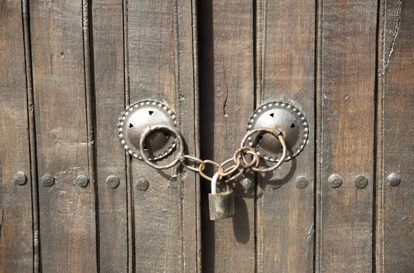 Vecchia porta in legno chiusa con lucchetto — Foto Stock