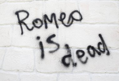 Beyaz duvar üzerinde siyah grafiti yazıt 