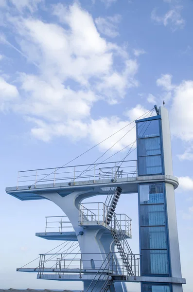 Башня прыжка воды на несколько уровней — стоковое фото