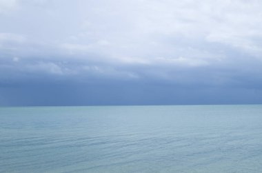 Turkuaz deniz su yüzeyi ufuk ve mavi gökyüzü ile 