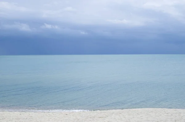 Turkuaz deniz su yüzeyi ufuk ve mavi gökyüzü ile — Stok fotoğraf