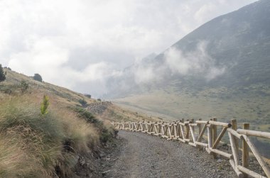 Yağmur dağ ve ahşap çit sonra buharlaşma