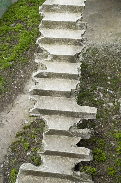 Régi törött beton lépcsőn fel — Stock Fotó