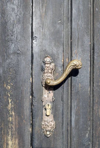 Maniglia porta vecchia su porta chiusa in legno — Foto Stock