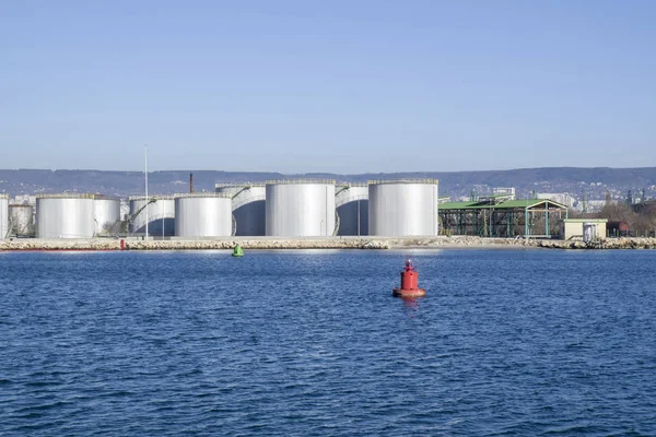 Grandes tanques de aceite industrial de metal en puerto — Foto de Stock