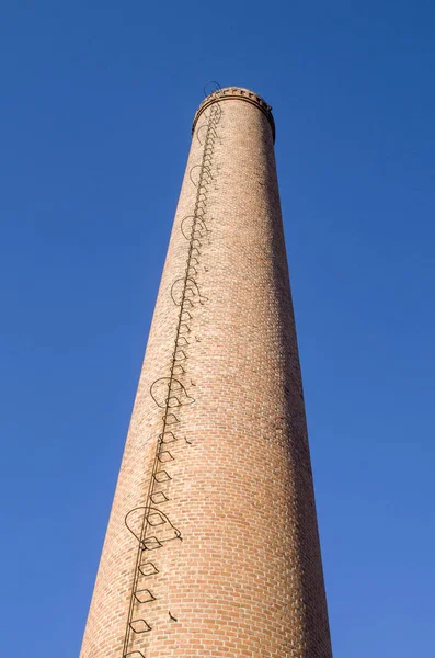 Komin z cegły z drabiny metalowe — Zdjęcie stockowe