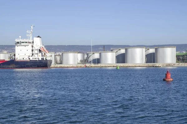 Grote metalen industriële olietanks op poort — Stockfoto