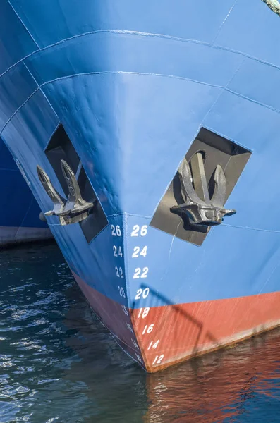 Arco de un barco azul con dos anclas — Foto de Stock