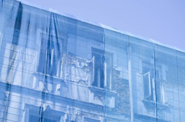 Güvenlik ağı ile kaplı eski bina