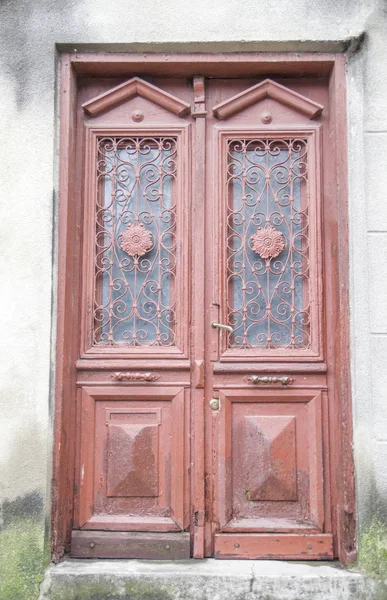 Старая коричневая закрытая дверь, Болгария — стоковое фото