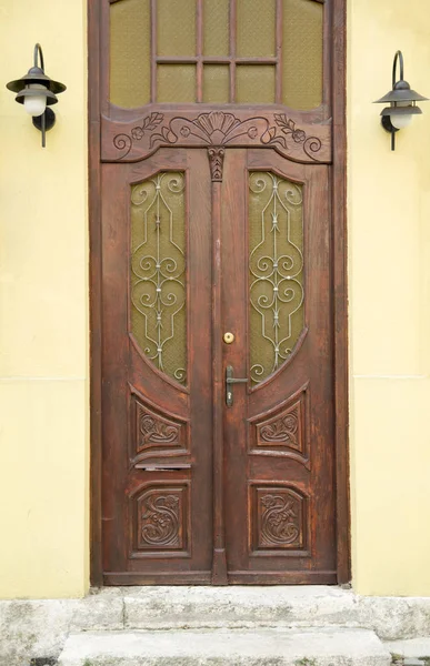 Старая восстановленная коричневая деревянная дверь, Болгария — стоковое фото