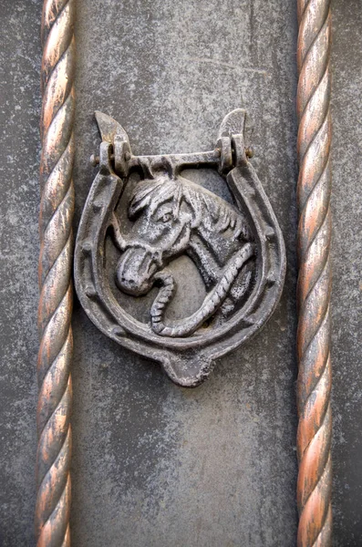 Old horse head doorknocker closeup — Stock Photo, Image