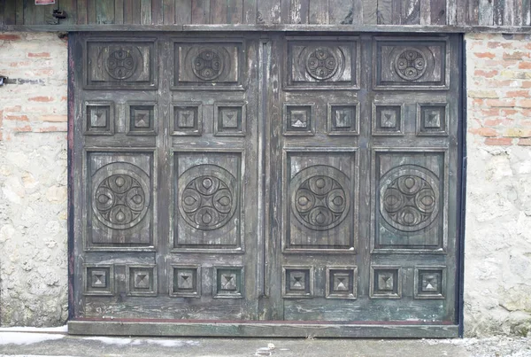 Old brown wooden closed door, Bulgaria, ��urope — Stock Photo, Image