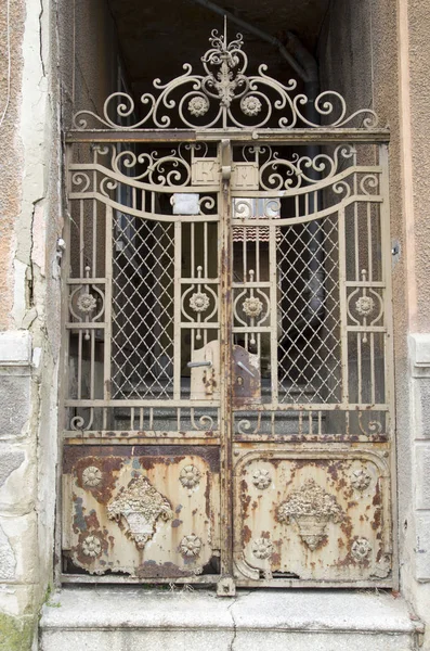 Старая ржавая кованая железная дверь крупным планом — стоковое фото