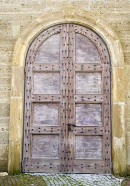 Taş duvar kemer ile ahşap kapı