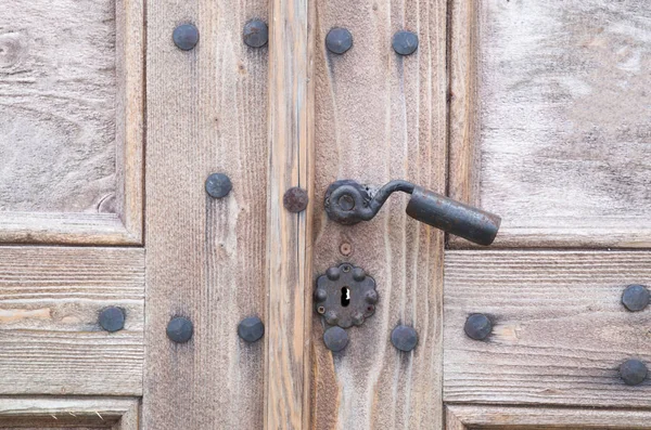 Vecchia maniglia su porta in legno chiusa non verniciata — Foto Stock